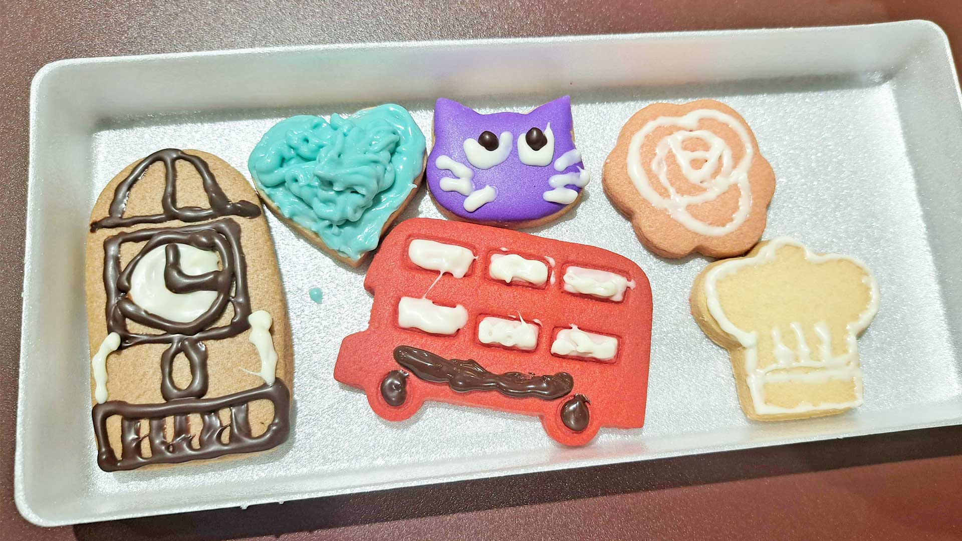 白い恋人パークで、クッキーデコレーションの体験
