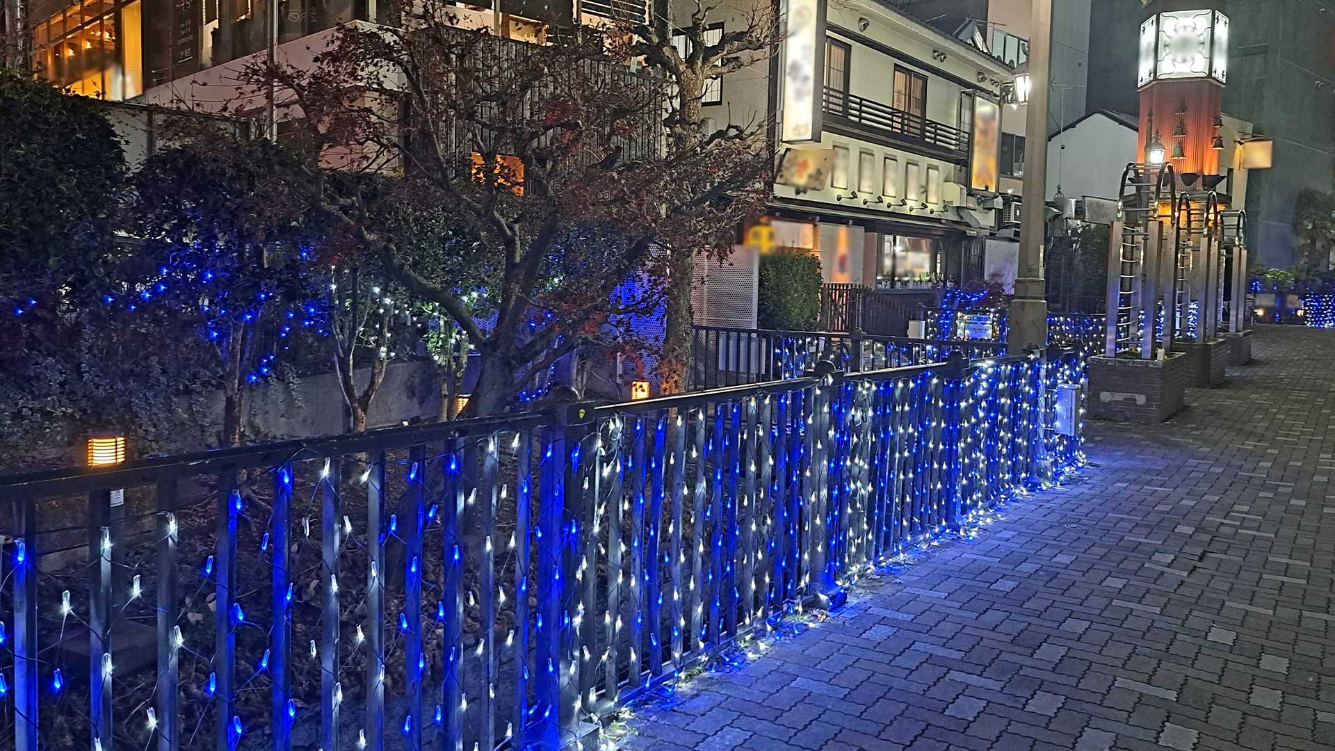 川沿いの綺麗なイルミネーション