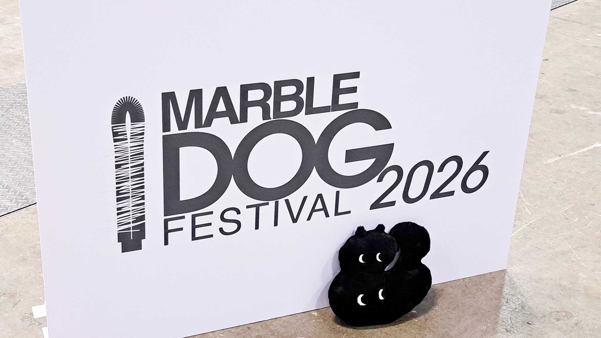 ペットイベント「MARBLE DOG FESTIVAL 2026」の看板と＆UCHInoCOの「のこ」が一緒に写った写真