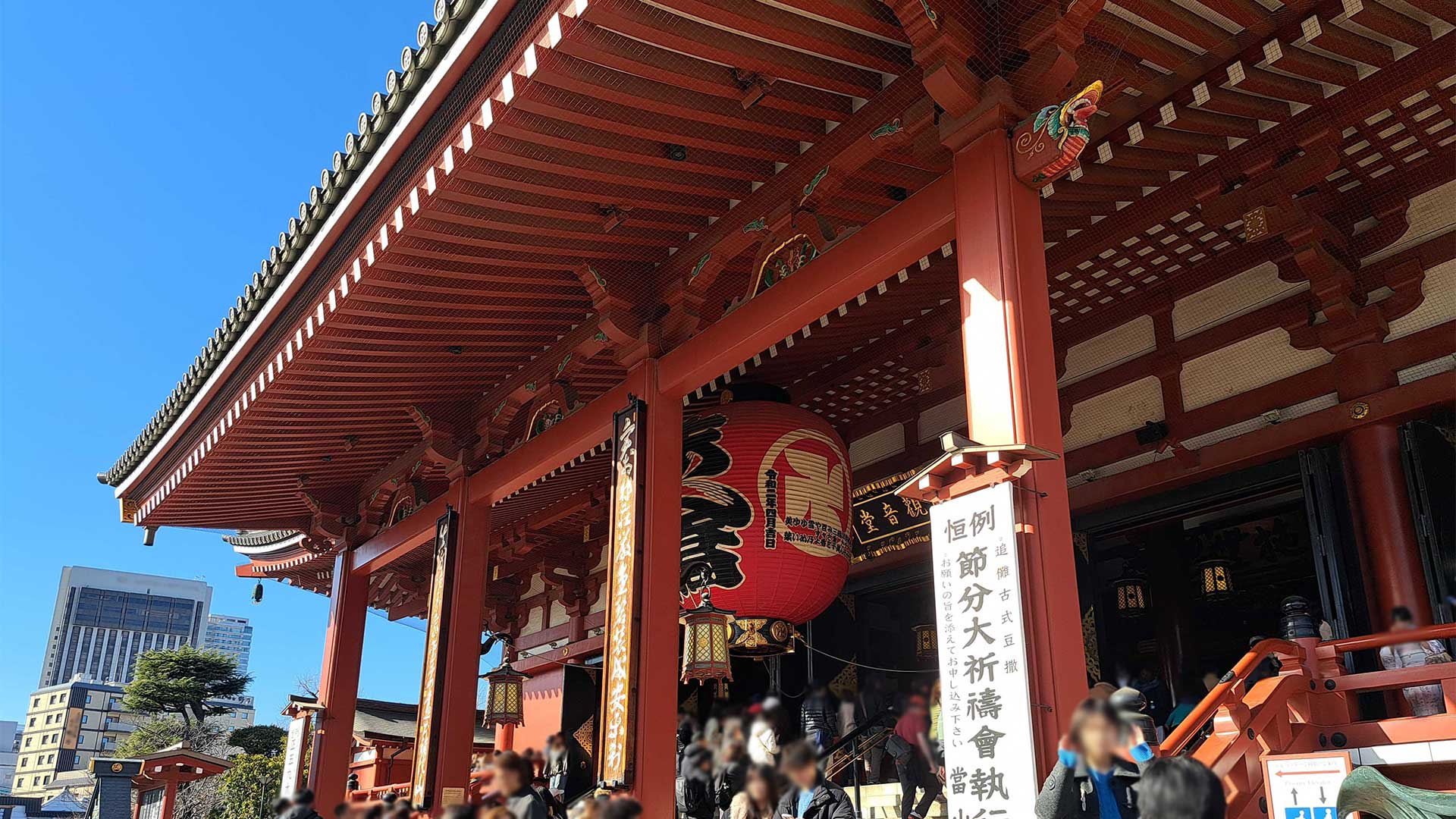 快晴の浅草寺の風景