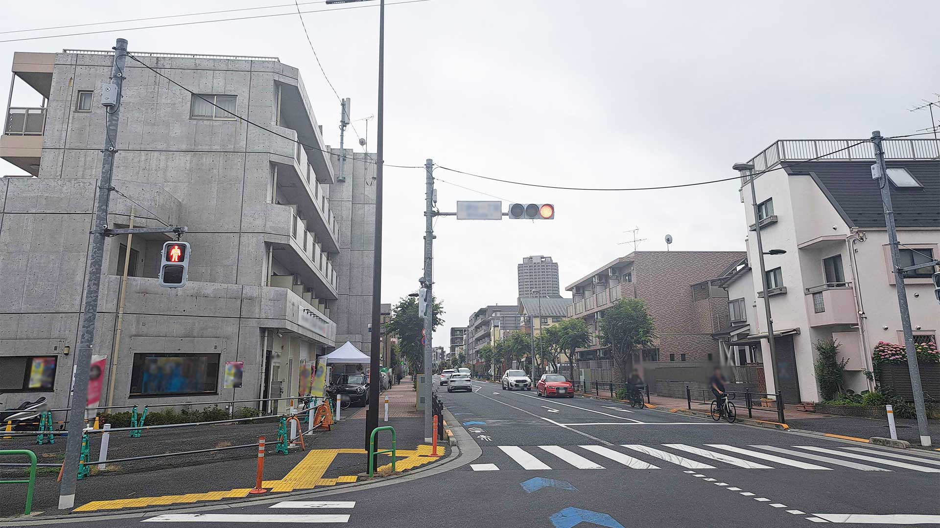 曇り空の街中で、梅雨を感じさせる画像