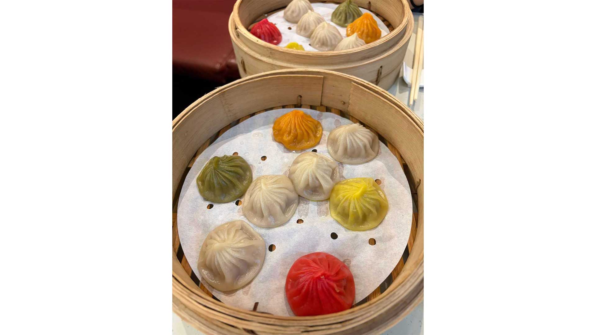 台湾で食べたカラフルな小籠包が並んでいる画像